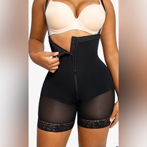 ✨ NWOT ✨ SHAPEWEAR / Tummy Compression Bodysuit Shaper With Butt Lifter (Lg)